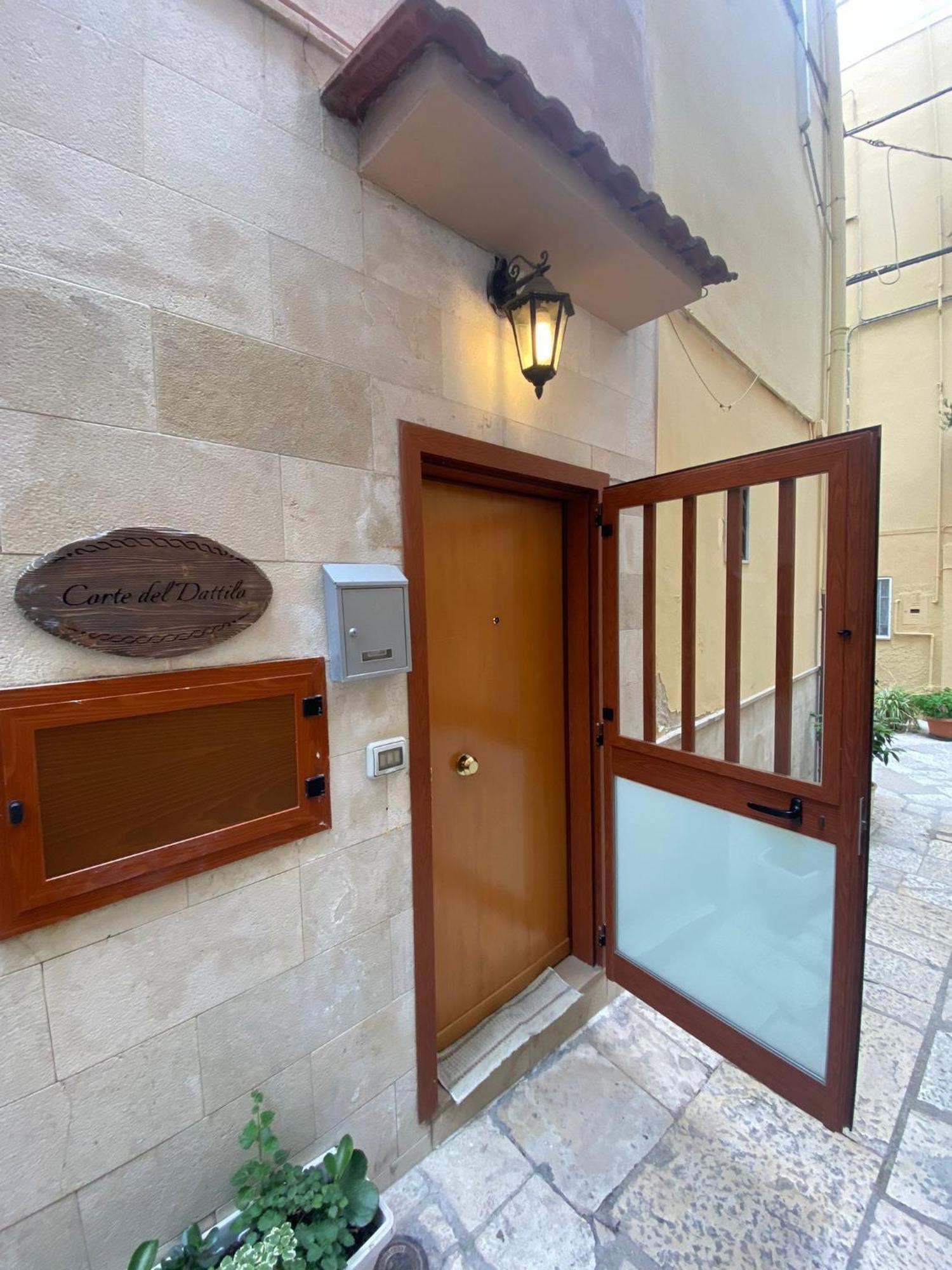 Corte Del Dattilo Nel Borgo Antico Bari Exterior photo